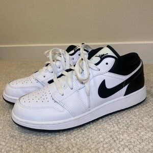 Nike Air Jordan 1 Low
Worn once. 
Youth size 6.5
Women’s size 8